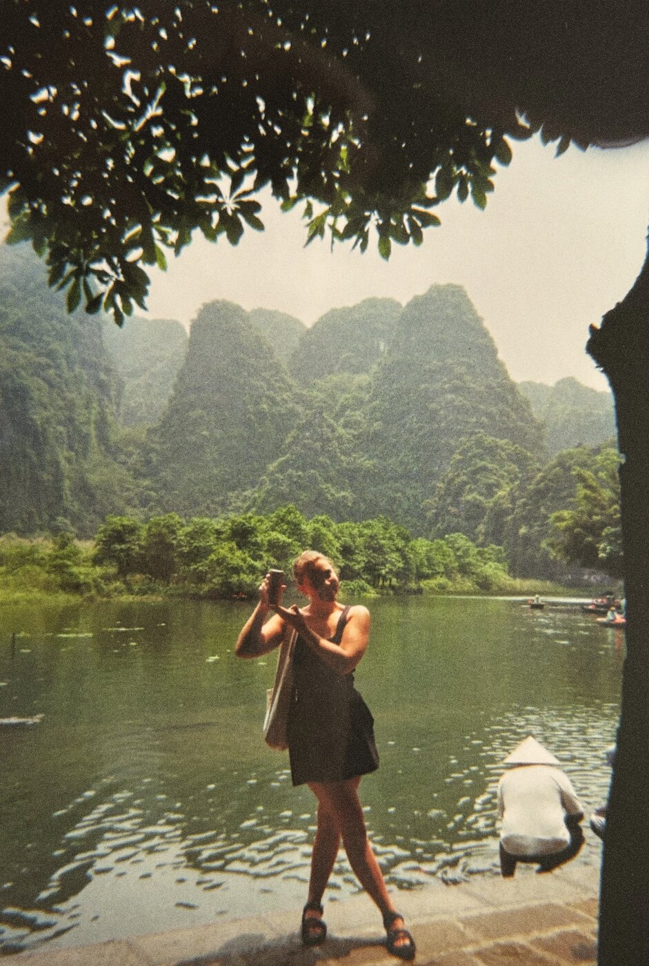 Kalkstenen rotsen fotograferen aan het water