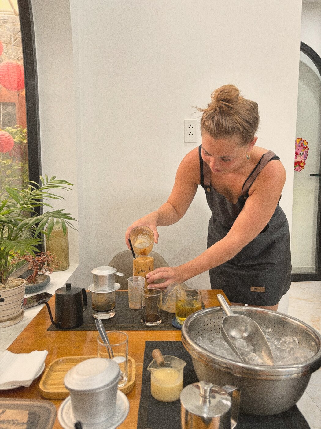 Vietnamese ijskoffie inschenken